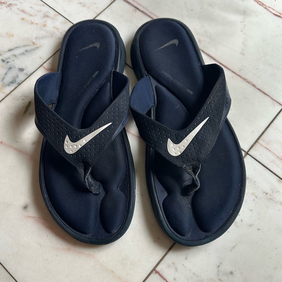 MEN'S NIB NAVY NIKE ULTRA COMFORT
THONG SANDALS - Picture 1 of 6
